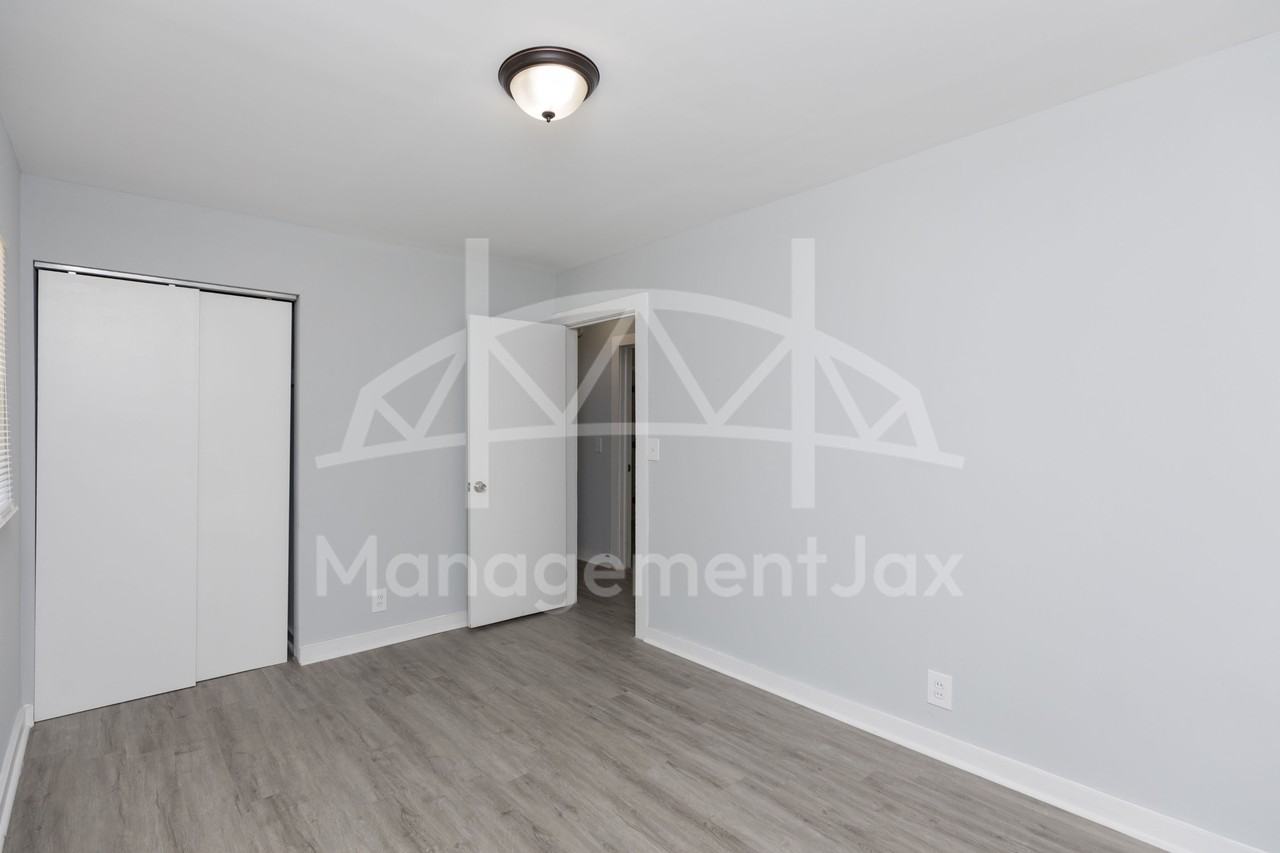 1922 Maclean Rd #1 - Photo 5 of 18