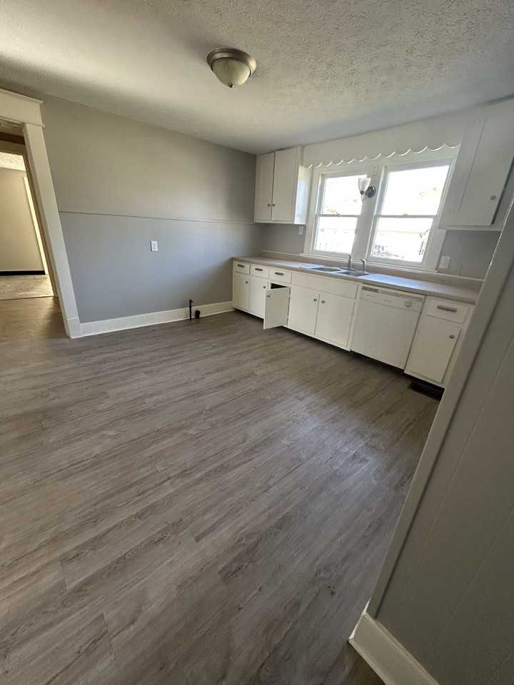 1015 N Main St #1 - Photo 3 of 11