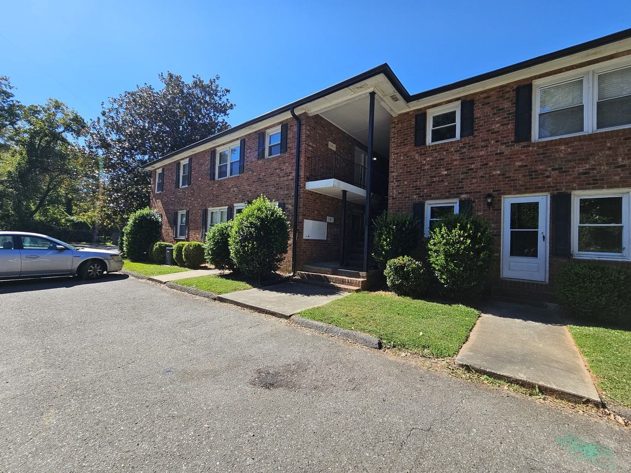 718 E Maple Ave #C - Photo 3 of 11