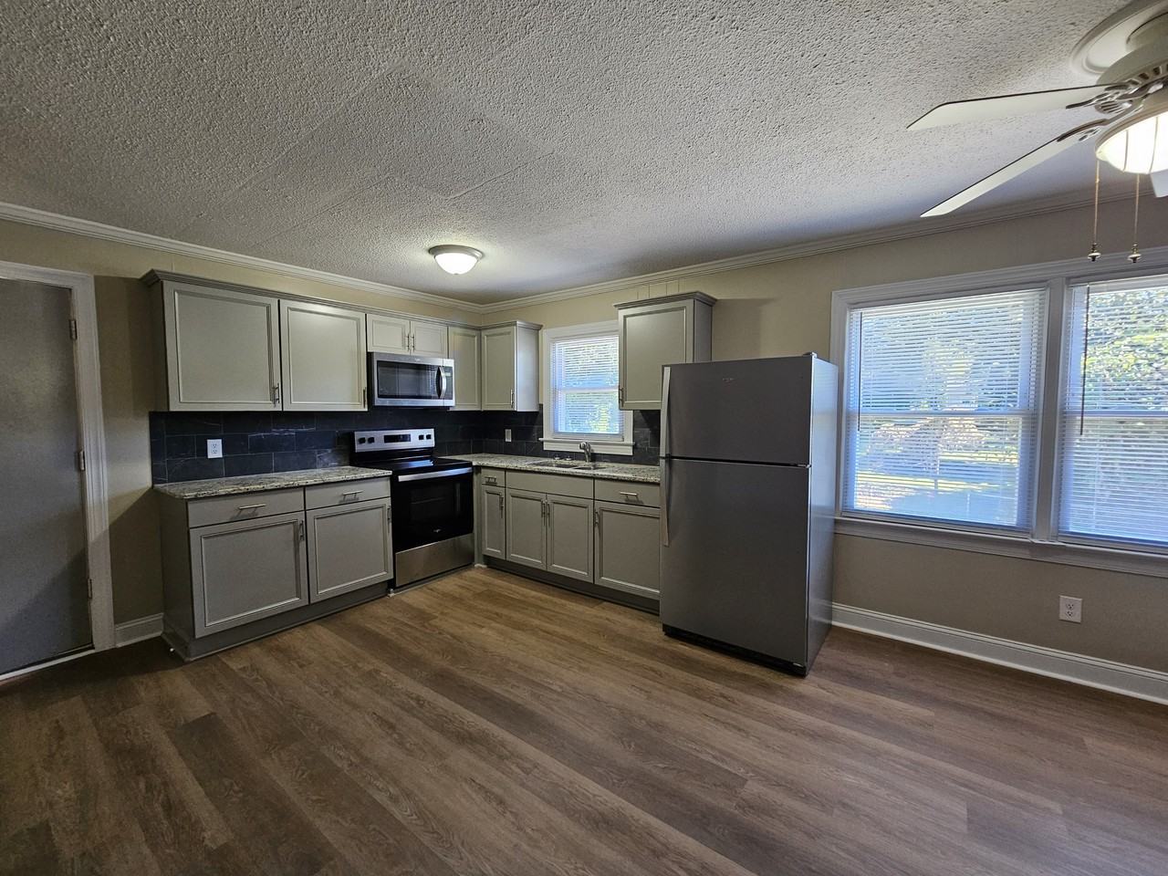 718 E Maple Ave #C - Photo 6 of 11