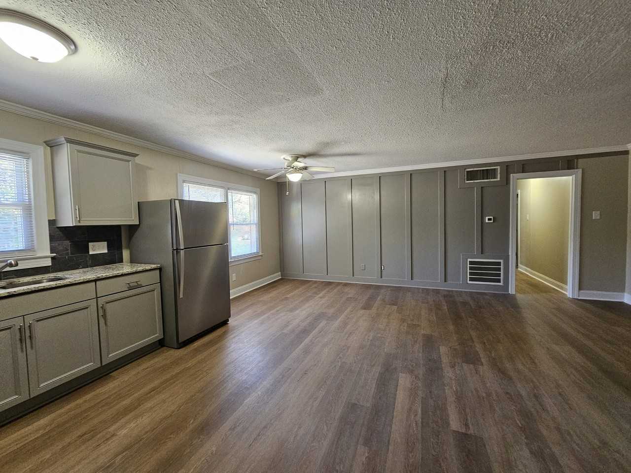 718 E Maple Ave #C - Photo 7 of 11