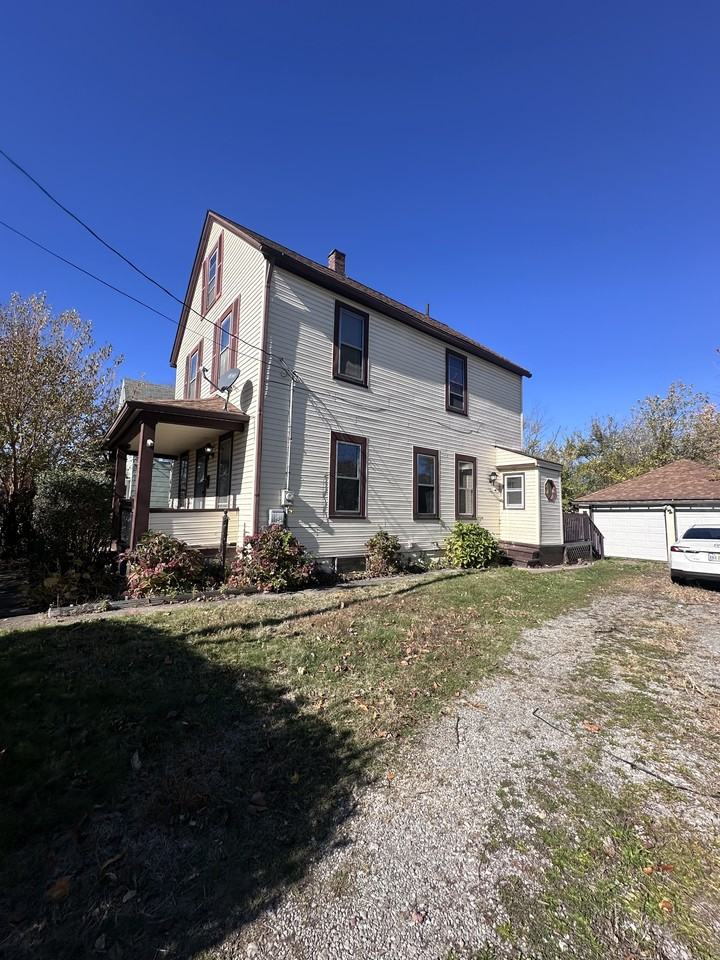 223 E 27th St #1 - Photo 3 of 34