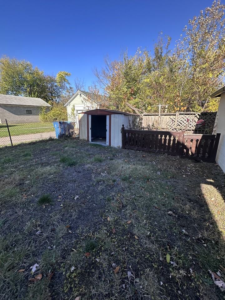 223 E 27th St #1 - Photo 6 of 34