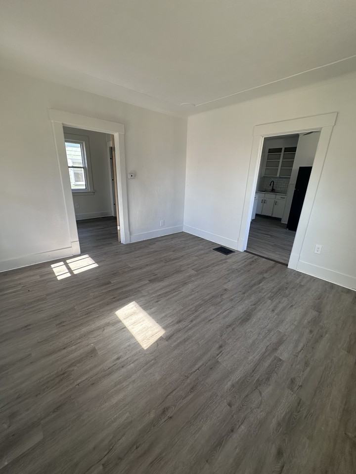 223 E 27th St #1 - Photo 7 of 34