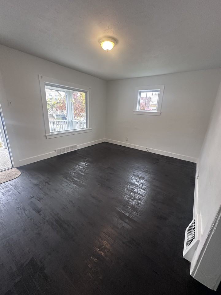 3229 W 32nd St - Photo 4 of 42