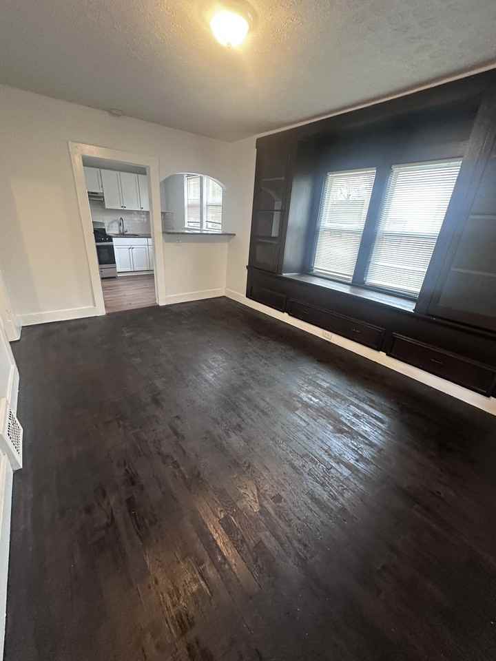 3229 W 32nd St - Photo 6 of 42