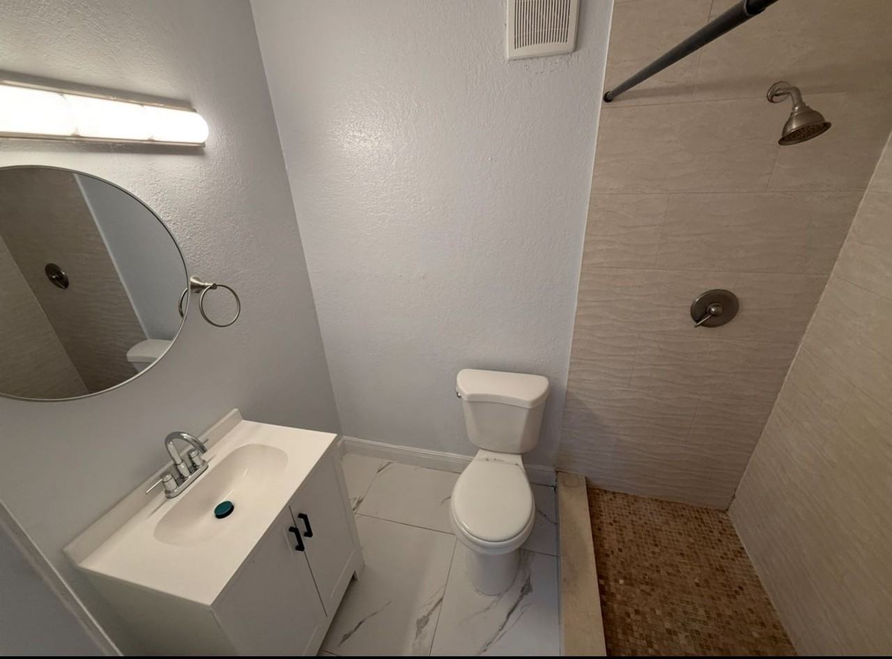 1651 Southwest 40th Terrace #A - Photo 5 of 10