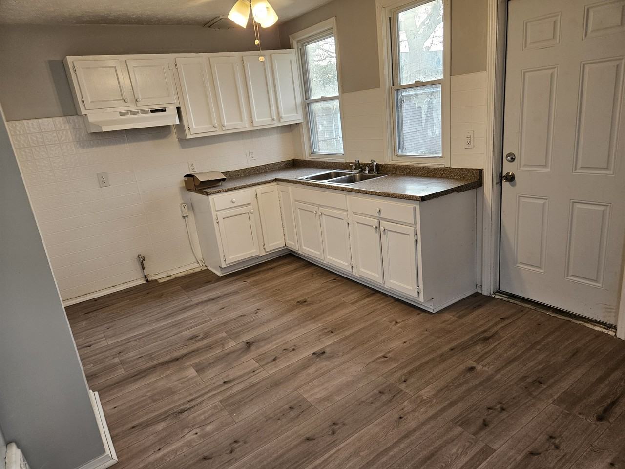 1850 E 32nd St #1850RIGHT - Photo 7 of 32