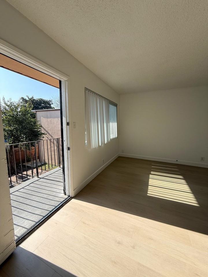 1980 Harbor Ave - Photo 3 of 14