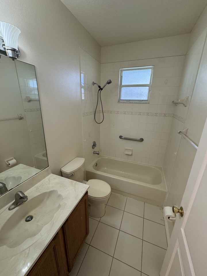 1522 Breese St Ne #1 - Photo 3 of 6