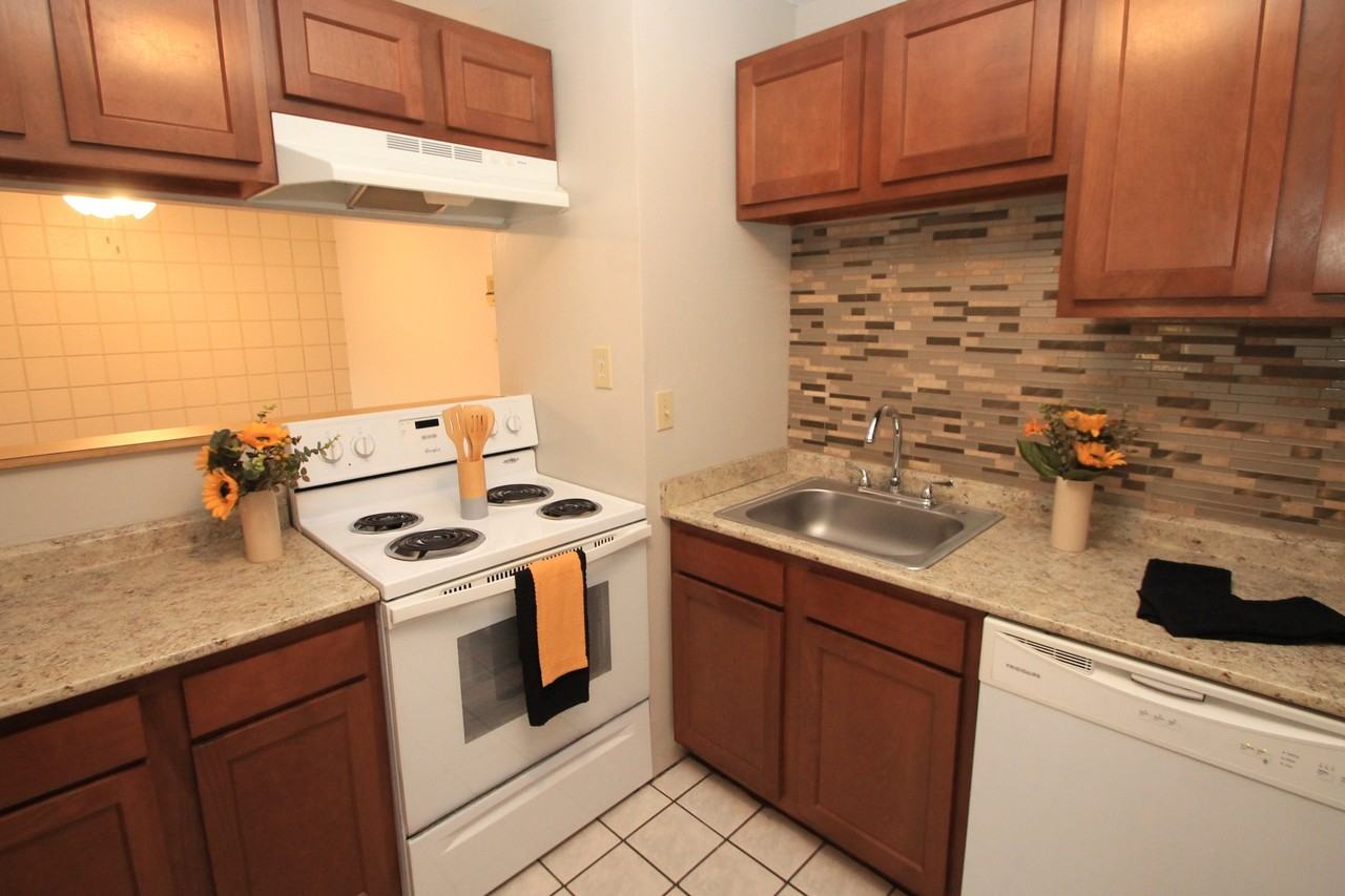 7002 7002 HELEN STREETAPT A-11 #A11 - Photo 2 of 6