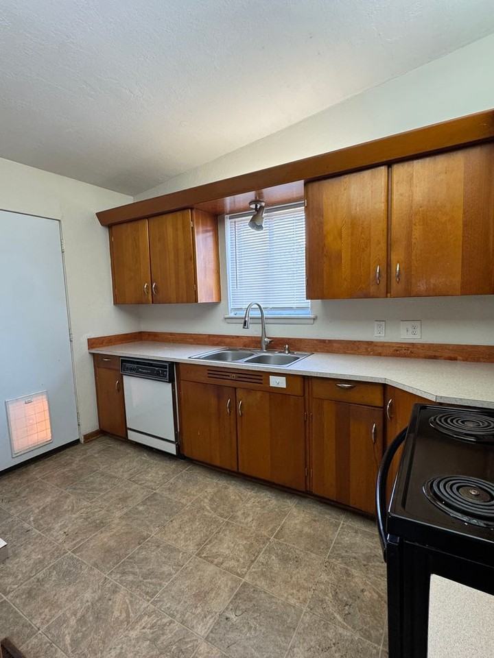 3907 Nw Denver Ave - Photo 3 of 15