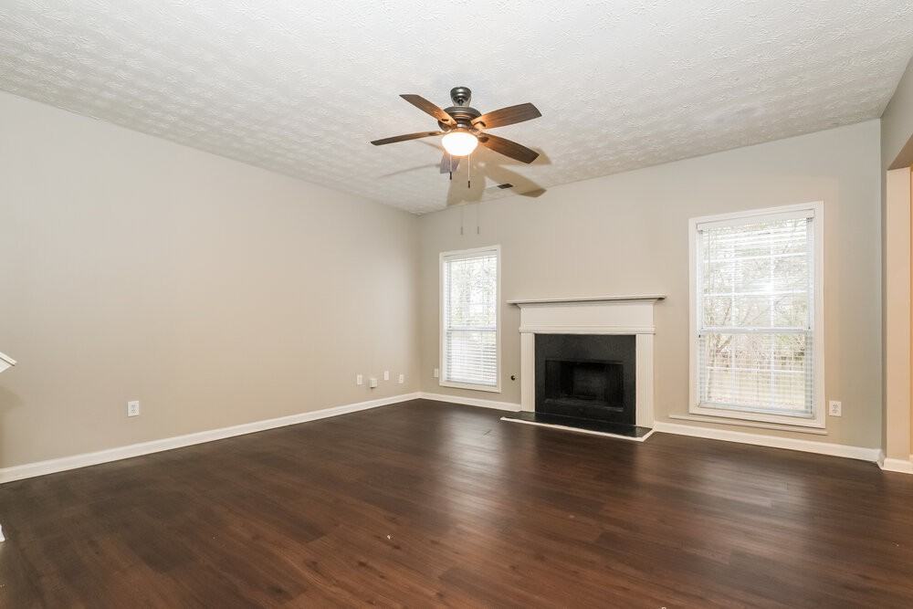 251 Winthrop Ln - Photo 4 of 17