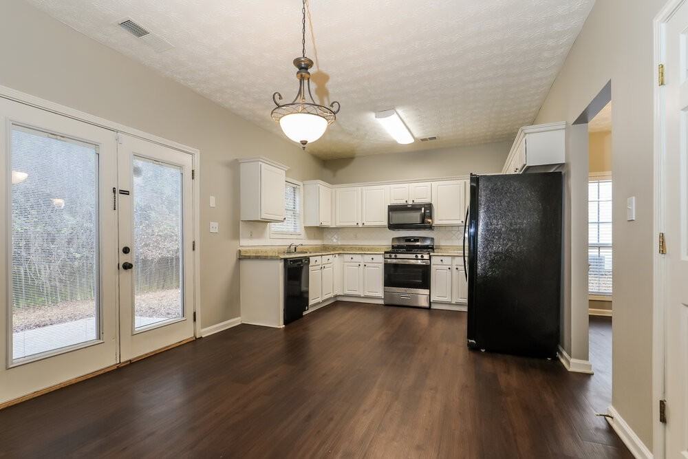 251 Winthrop Ln - Photo 6 of 17