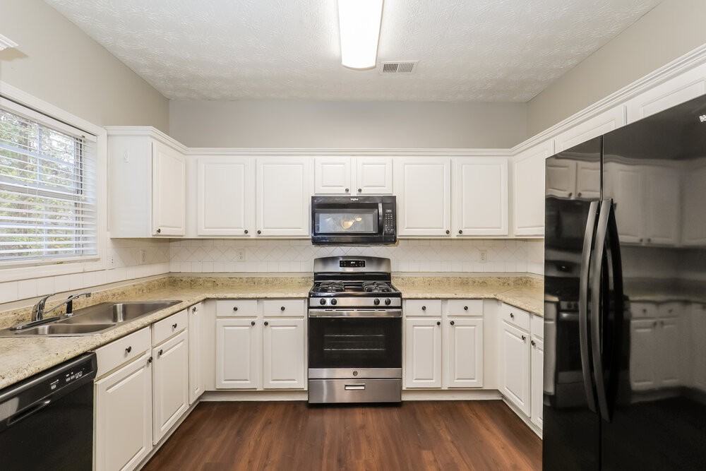 251 Winthrop Ln - Photo 7 of 17