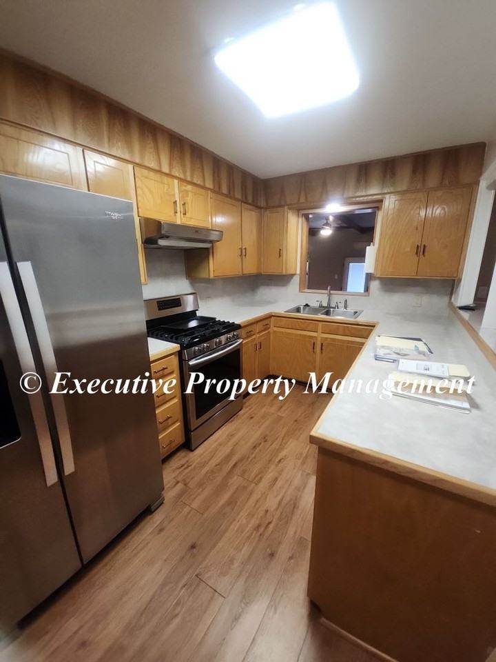 1009 Robertson Avenue - Photo 6 of 22