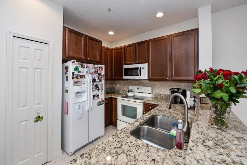 4211 4211 Via Piedra Circle8-203 #8-203 - Photo 4 of 22