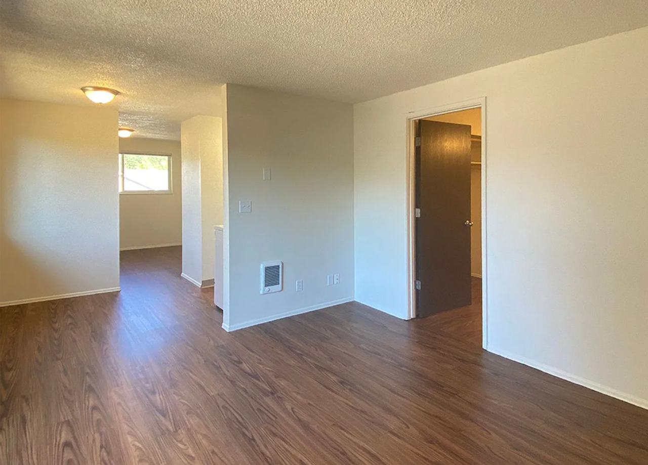 480-Knox St - Photo 2 of 24