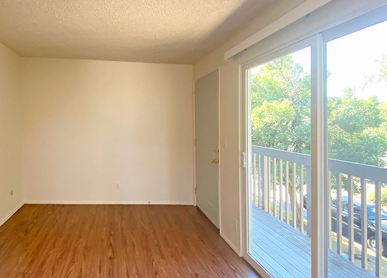 480-Knox St - Photo 3 of 24