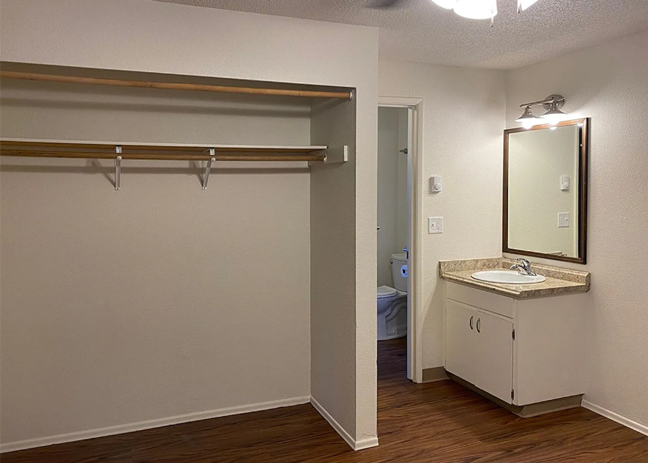 480-Knox St - Photo 4 of 24