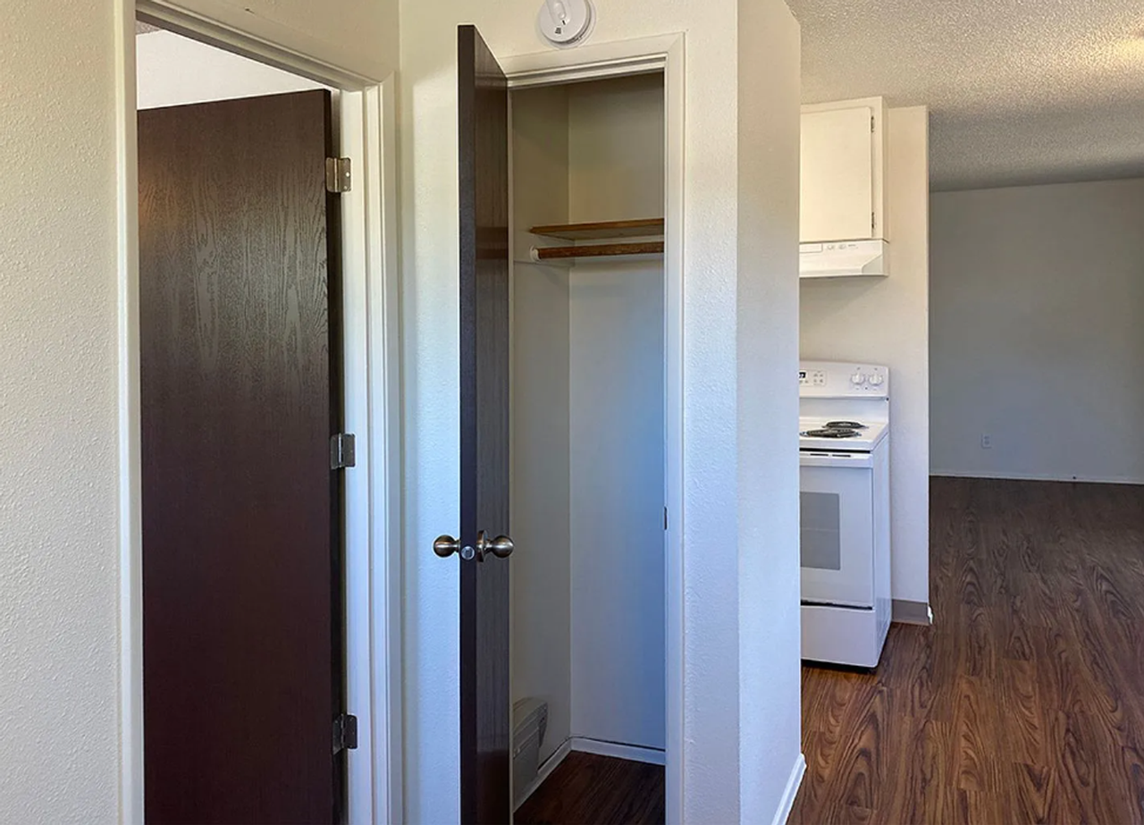 480-Knox St - Photo 6 of 24