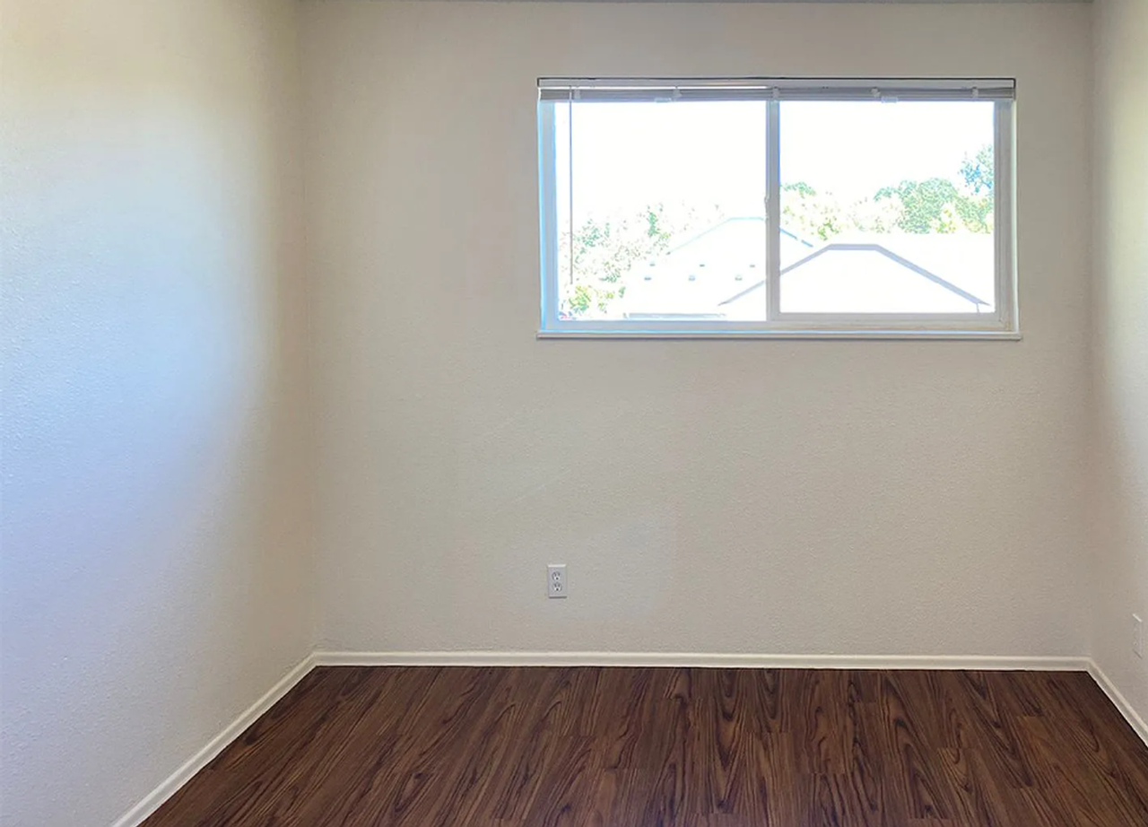 480-Knox St - Photo 7 of 24