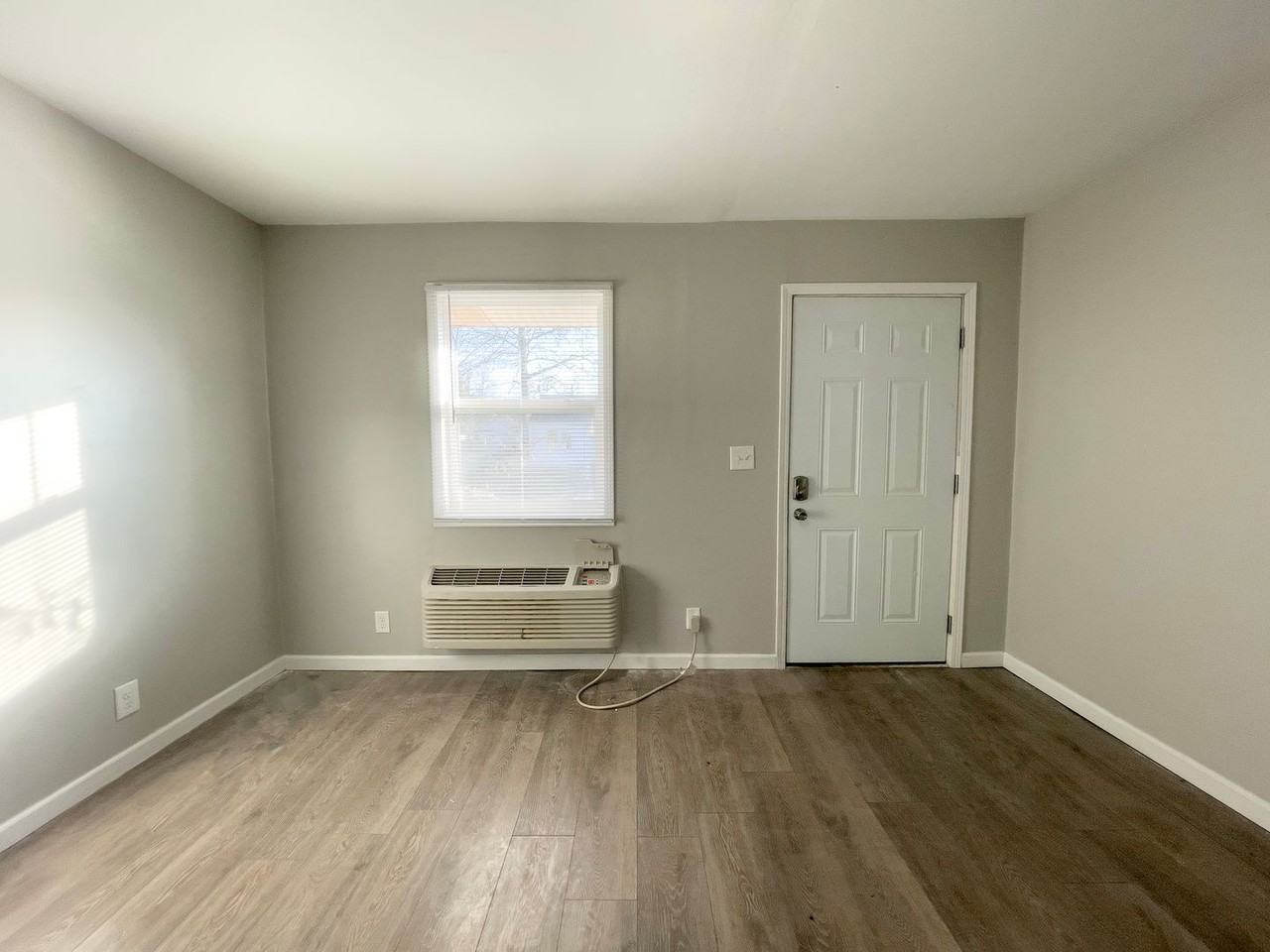 1814 W 7th St - Photo 2 of 12