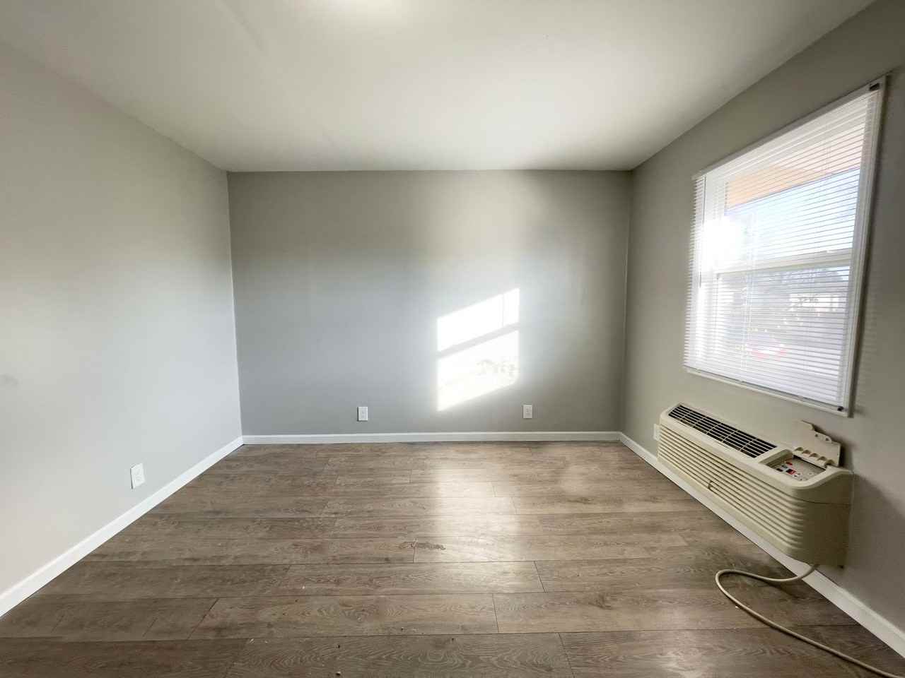 1814 W 7th St - Photo 3 of 12