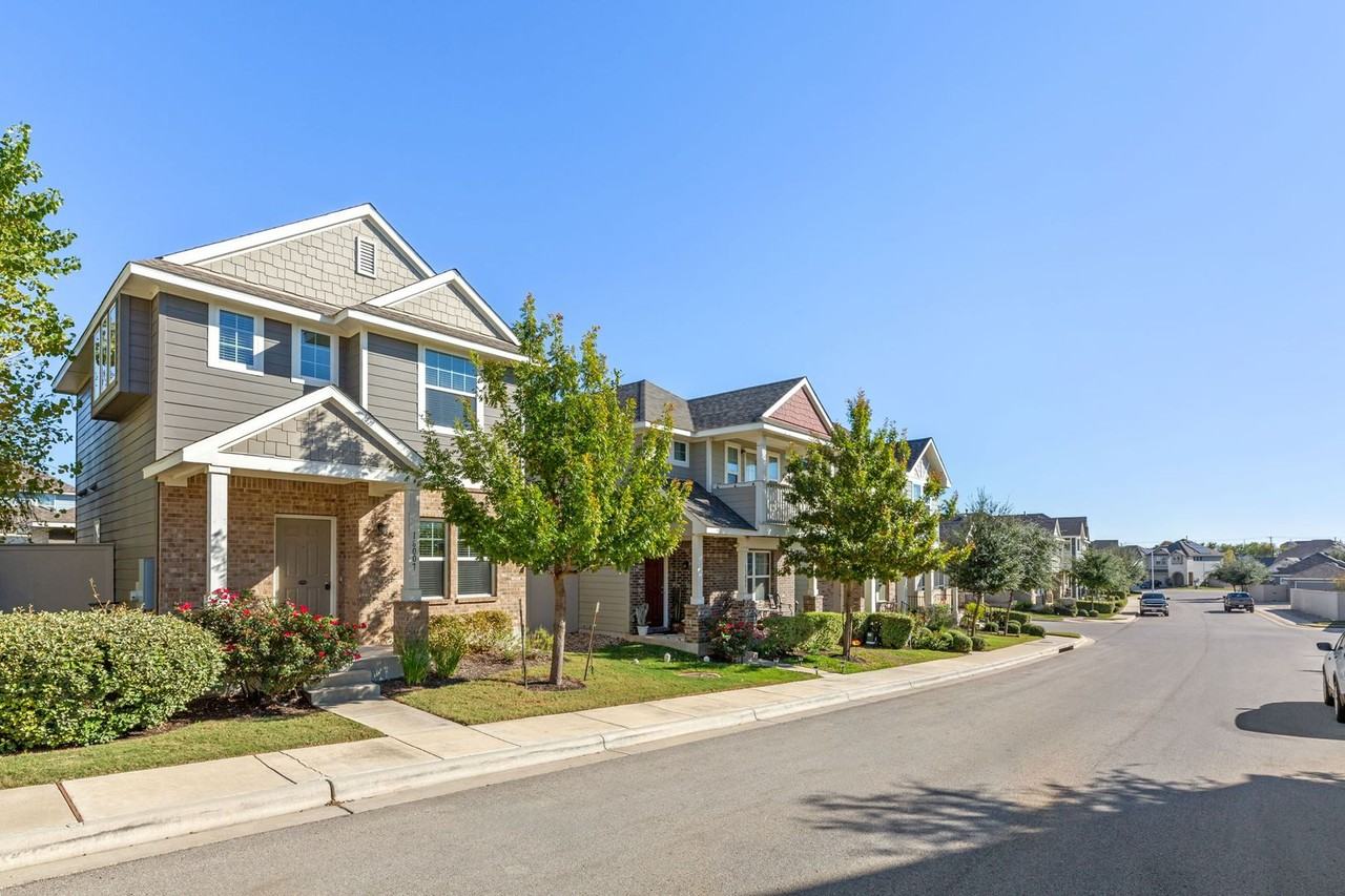 18007 Malnati Drive - Photo 4 of 40