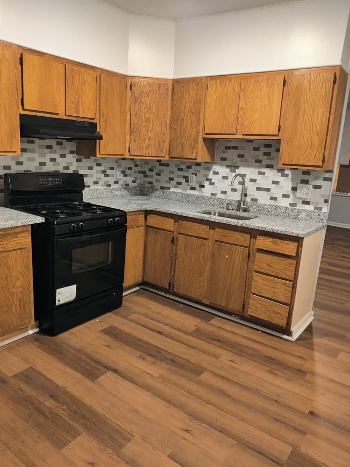 906 N 42nd St #1 - Photo 3 of 7