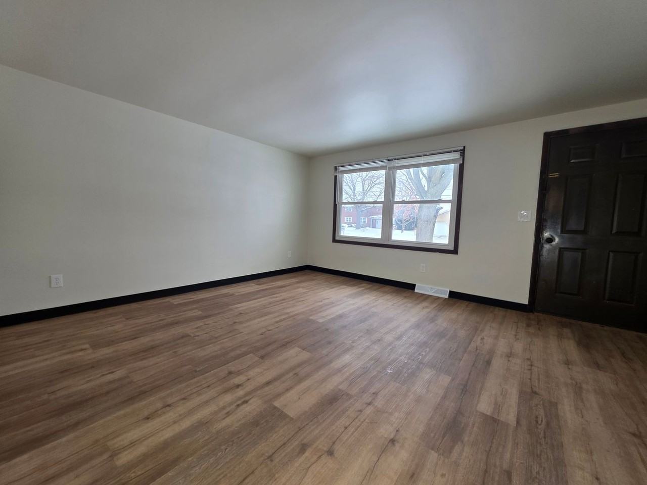 1213 S Erie St - Photo 4 of 20