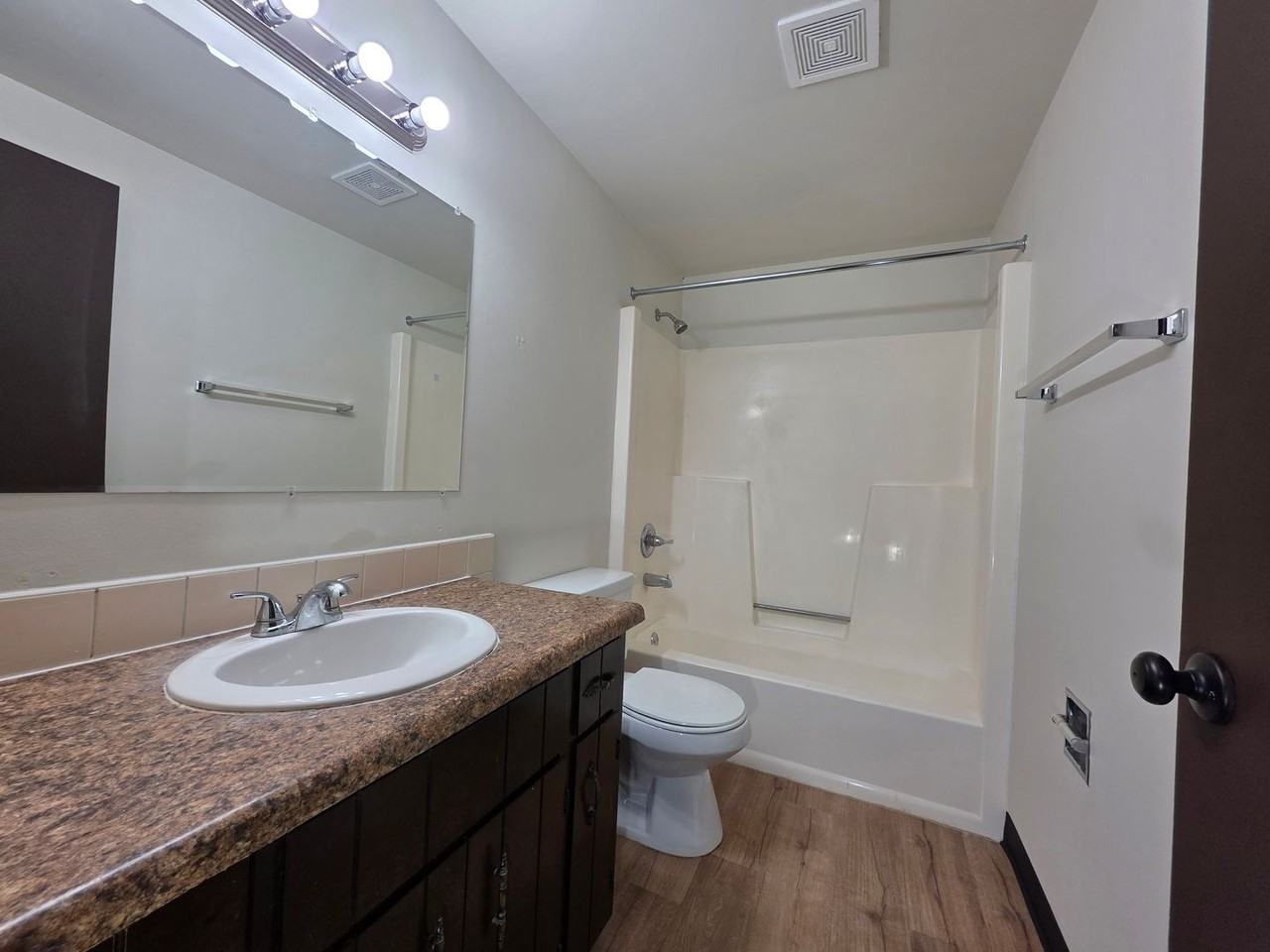 1213 S Erie St - Photo 7 of 20