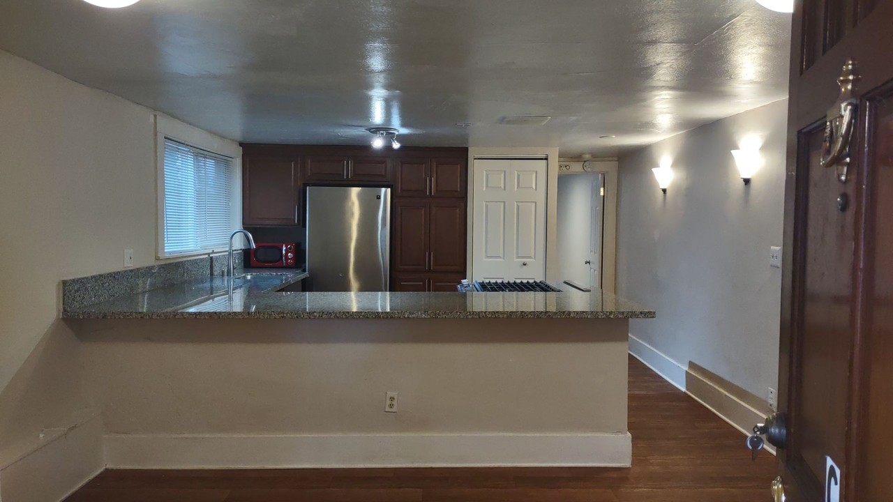 521 T St #C - Photo 3 of 15