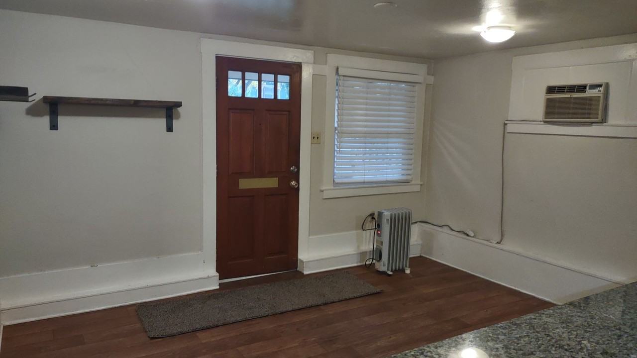 521 T St #C - Photo 4 of 15