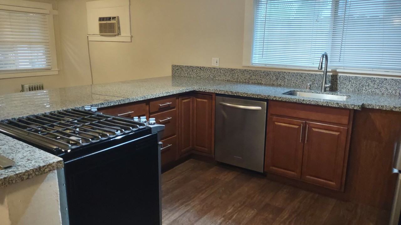 521 T St #C - Photo 6 of 15