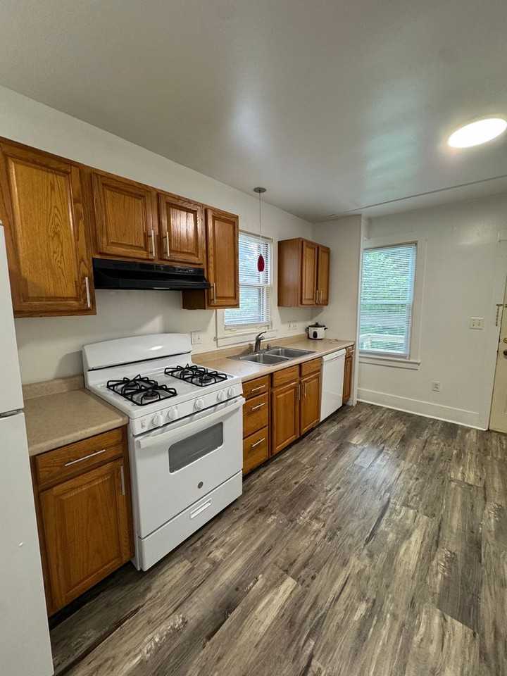 942 Woodlawn Ave - Photo 7 of 22