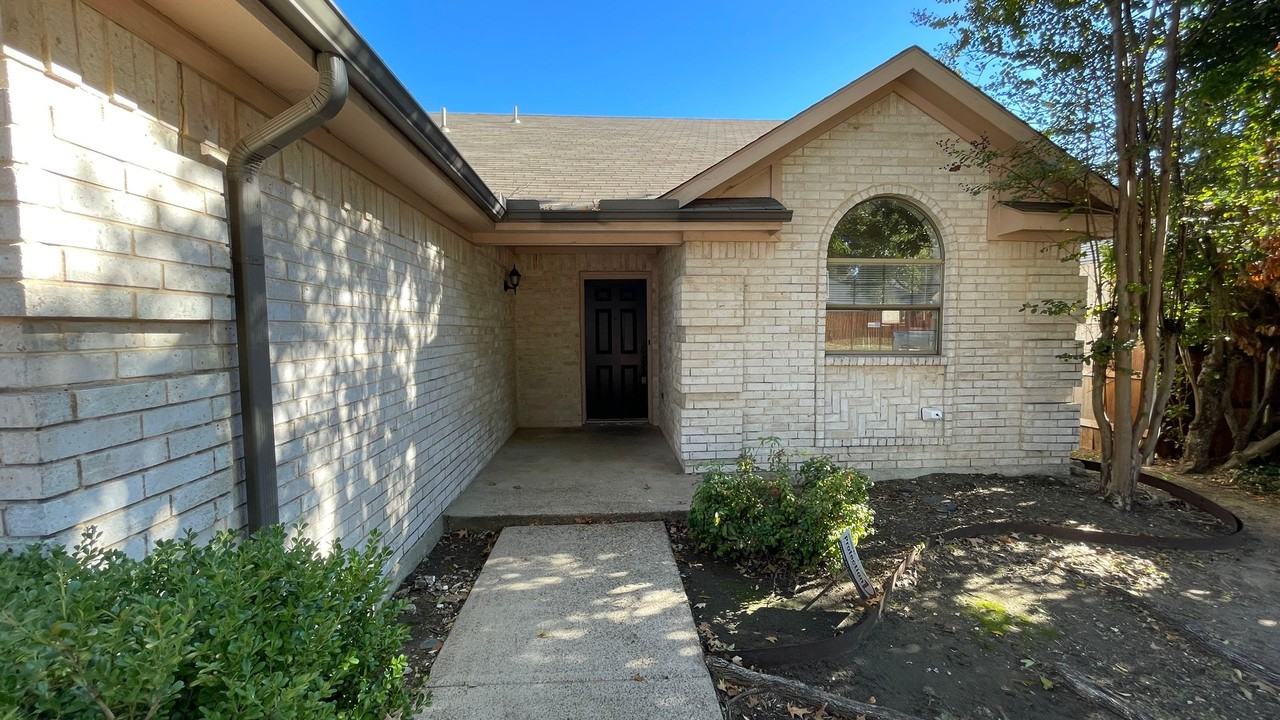 308 Sierra Way - Photo 2 of 30