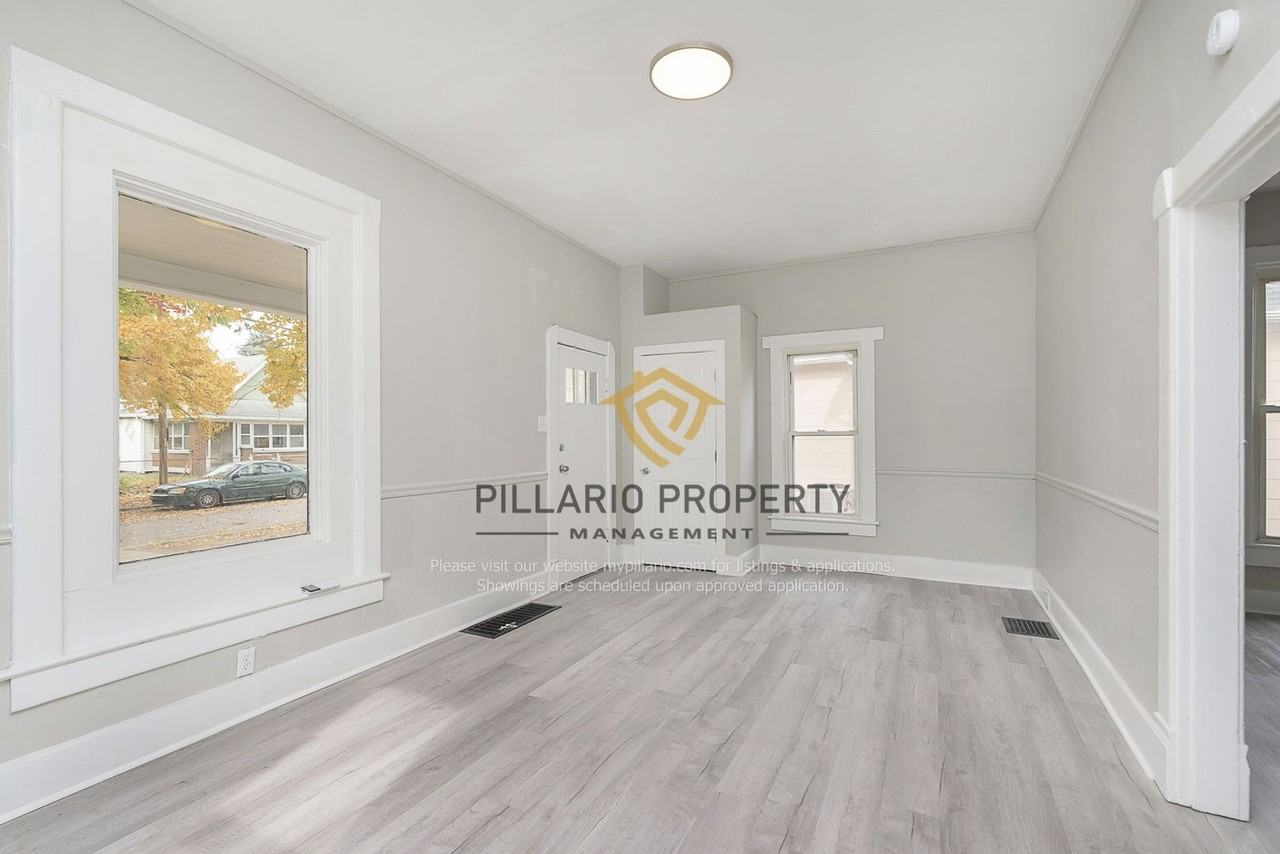 33 S Addison St - Photo 3 of 25