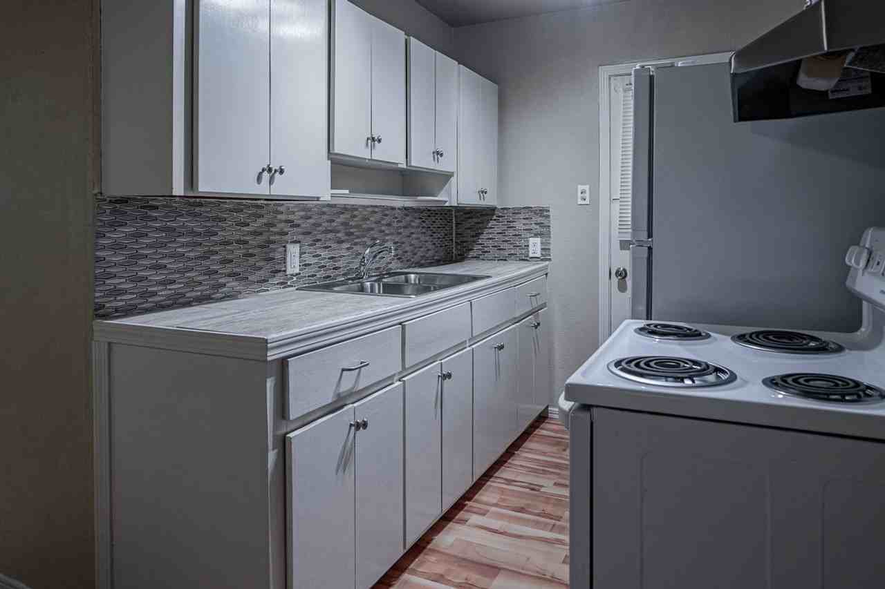 504 W 7th St - Photo 5 of 9