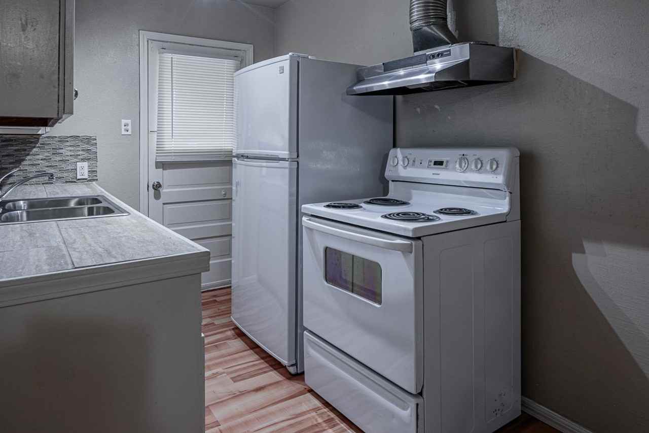 504 W 7th St - Photo 6 of 9