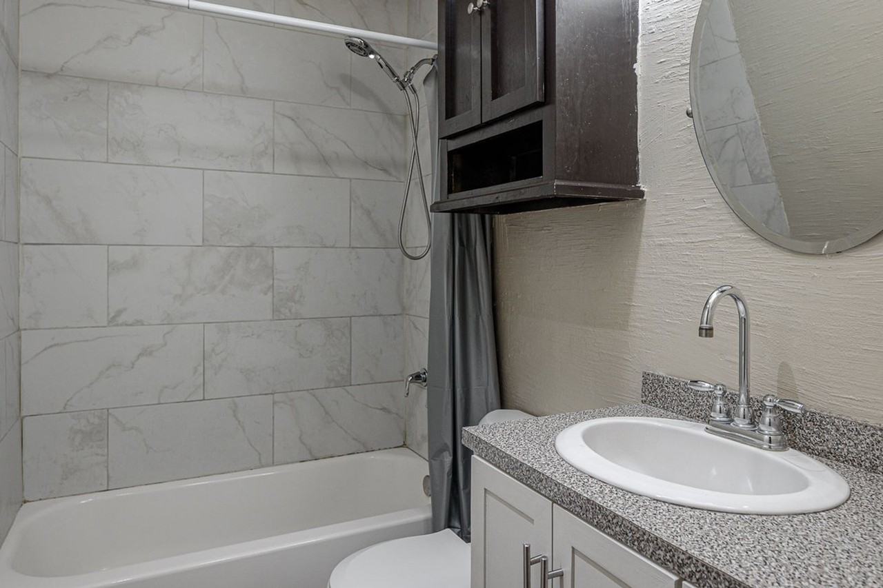 504 W 7th St - Photo 7 of 9