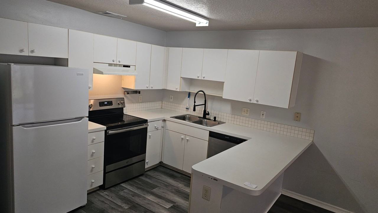 2609 Hollow Ln - Photo 2 of 10