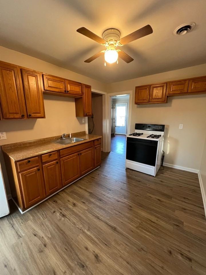 8452 Paige Ave - Photo 4 of 9