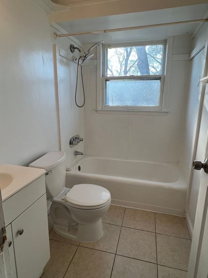 8452 Paige Ave - Photo 7 of 9