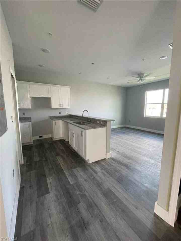 275 Sw 4th St - Photo 3 of 50