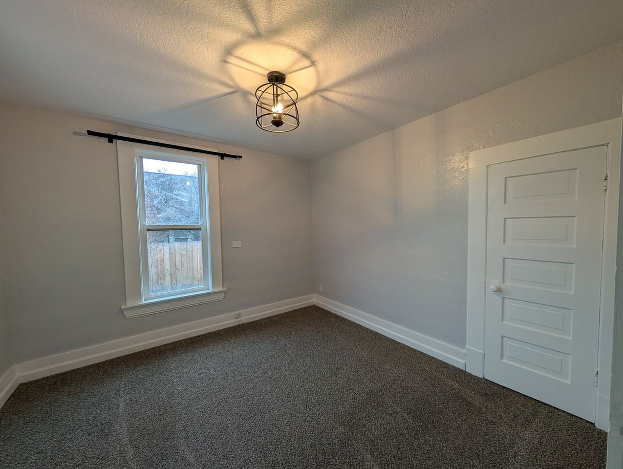 611 Ward St - Photo 6 of 17