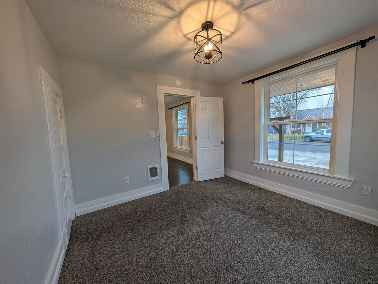 611 Ward St - Photo 7 of 17