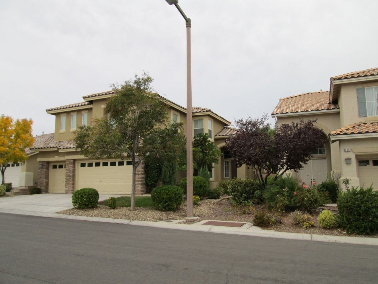 421 Emerald Heights St - Photo 3 of 3