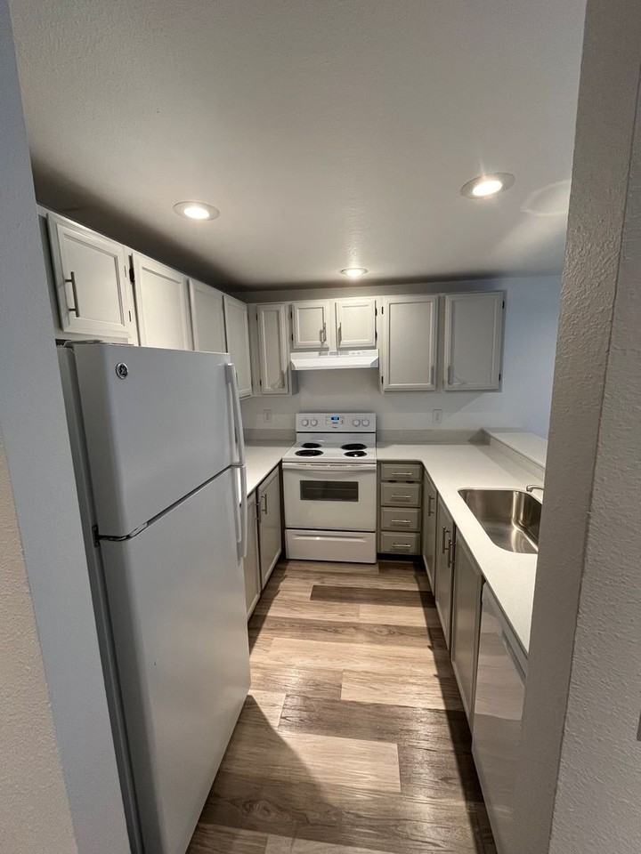 WINCHESTER APTS. - Photo 3 of 16