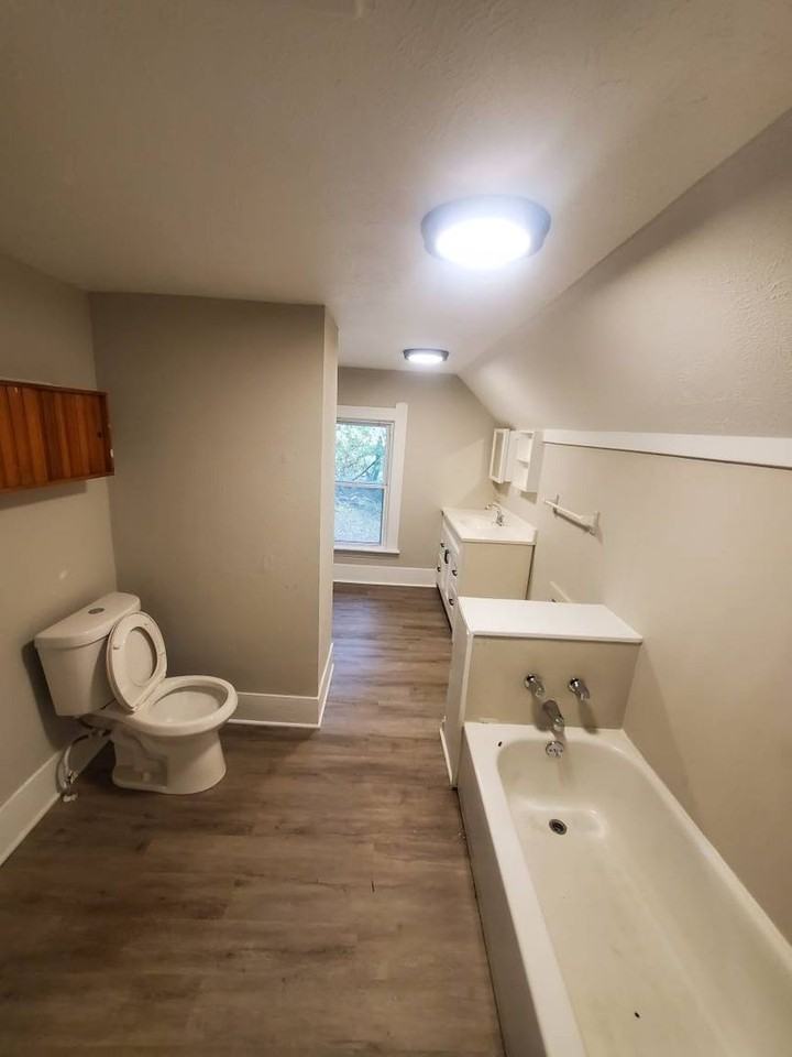 906 West 22nd Street - Photo 2 of 8